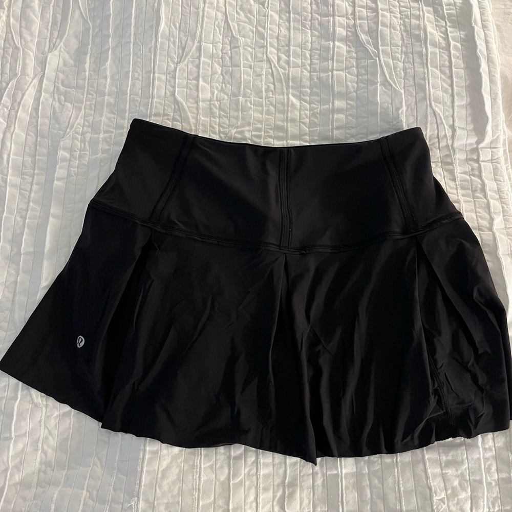 Lululemon black skort size 6